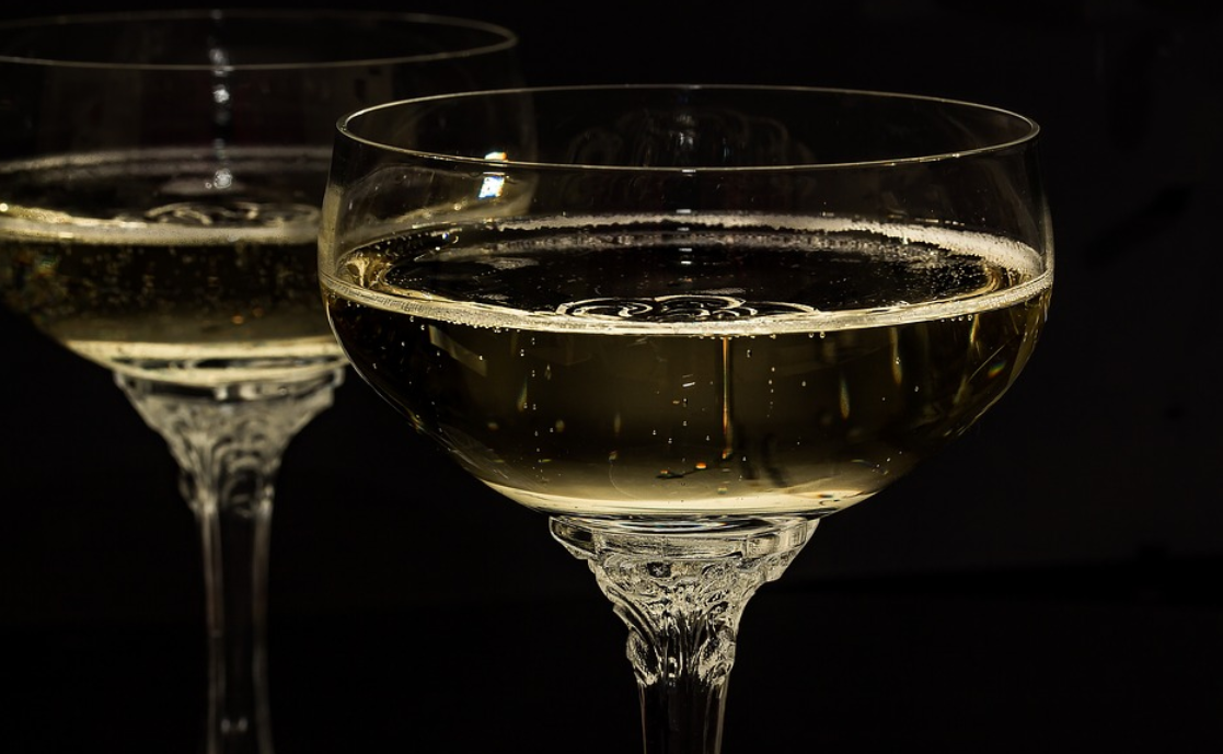sklenice a víno